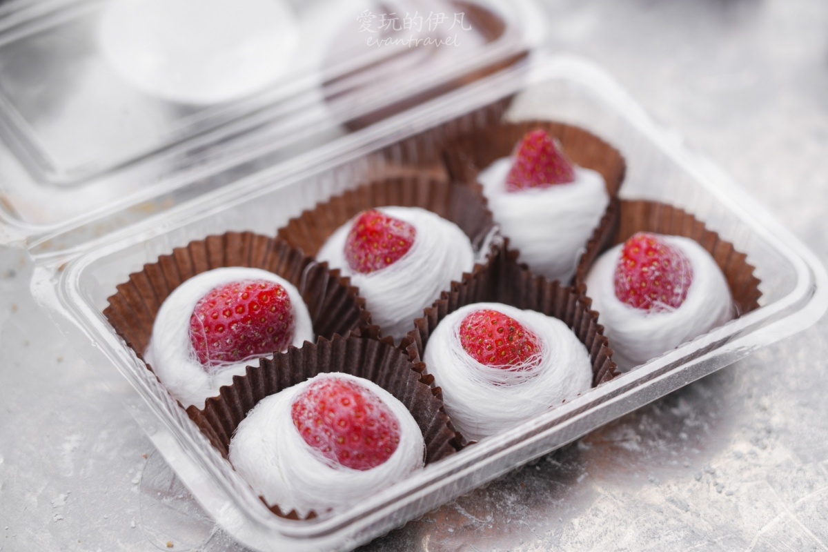 錯過等明年！旗山老街超夯「草莓龍鬚糖」最後倒數，黑皮花生捲冰淇淋也吸睛