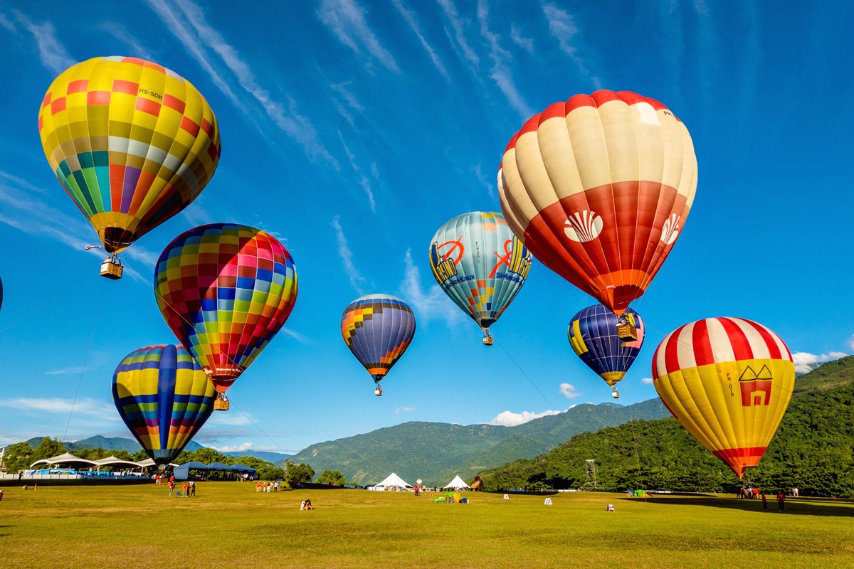 超巨大「吉伊卡哇」降落！2026台東熱氣球嘉年華時間曝，Q萌光雕秀、周邊必搶