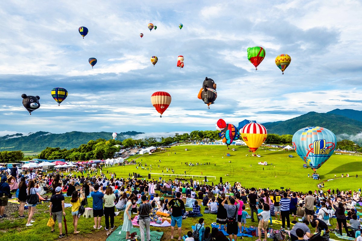 超巨大「吉伊卡哇」降落！2026台東熱氣球嘉年華時間曝，Q萌光雕秀、周邊必搶