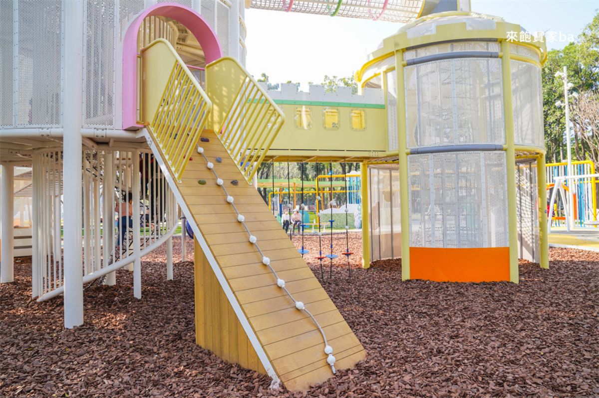 高雄全新「熊熊主題公園」開放！森林熊城堡溜滑梯超萌，遊戲設施一次看