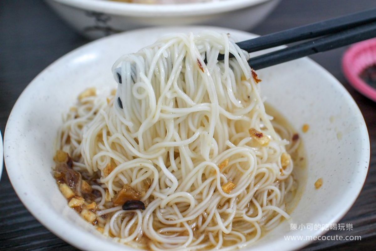 通通排隊夯翻！南機場夜市８必吃：限量草莓麻糬、高CP值三拼飯、米其林潤餅