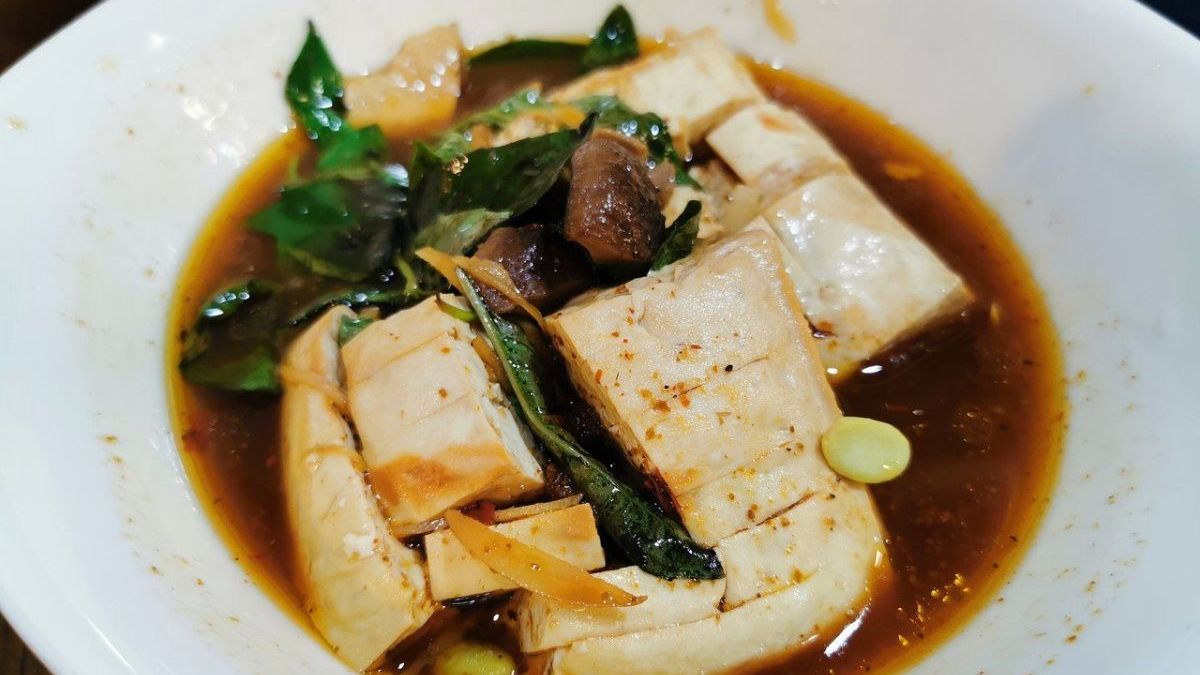 通通排隊夯翻！南機場夜市８必吃：限量草莓麻糬、高CP值三拼飯、米其林潤餅