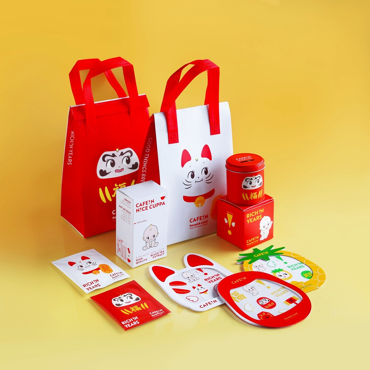 招財貓、福氣神咖啡杯！CAFE!Nｘ丘比、CAMAｘFILA２大聯名，品項周邊一次收