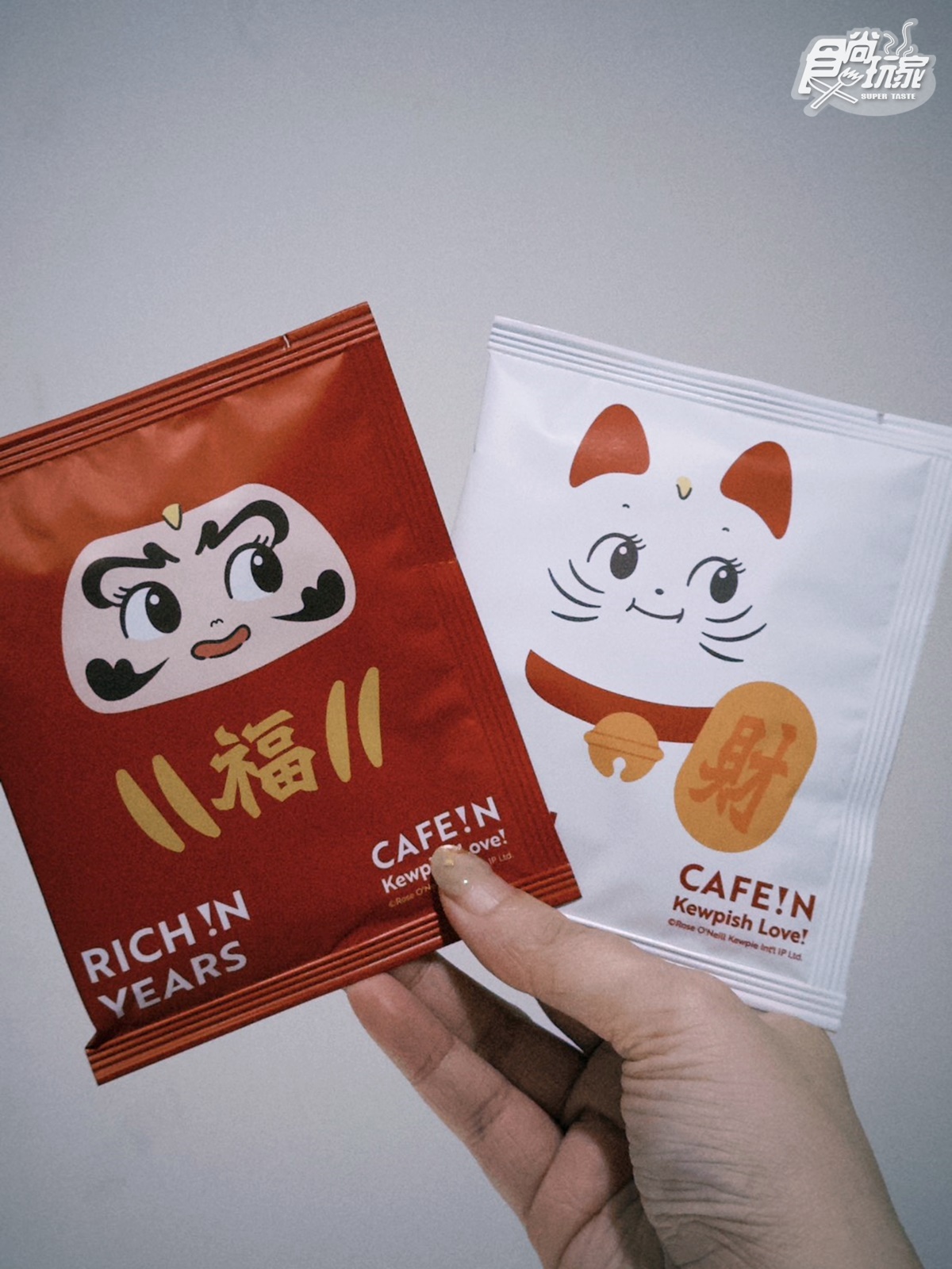 招財貓、福氣神咖啡杯！CAFE!Nｘ丘比、CAMAｘFILA２大聯名，品項周邊一次收