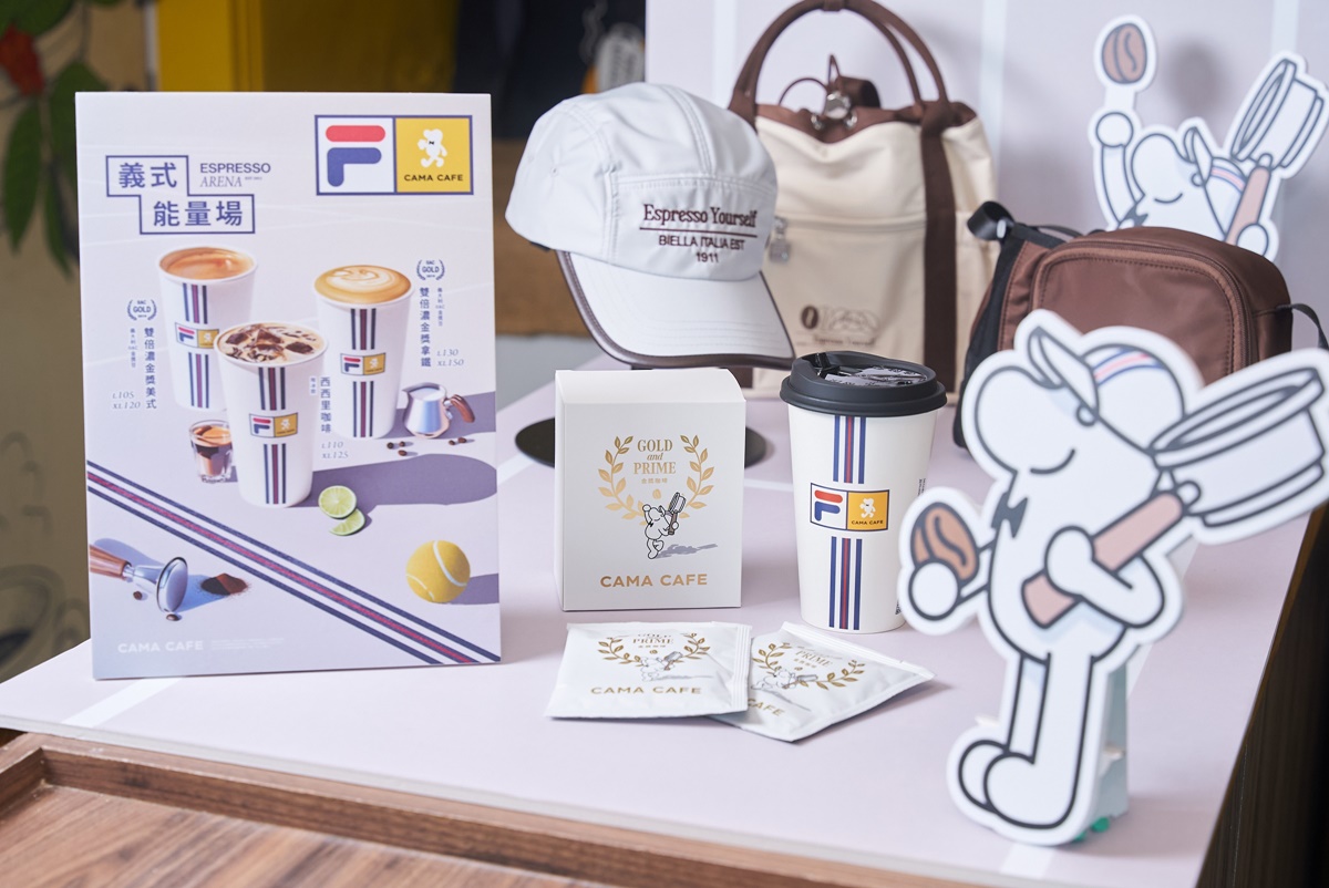招財貓、福氣神咖啡杯！CAFE!Nｘ丘比、CAMAｘFILA２大聯名，品項周邊一次收