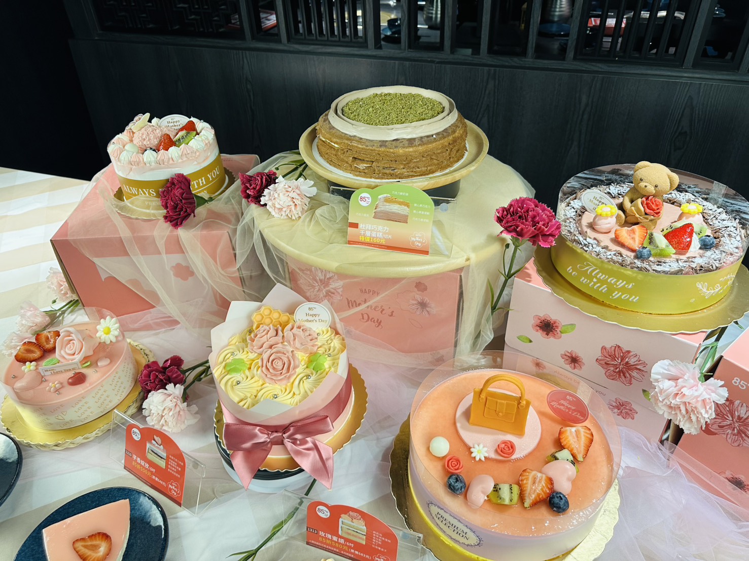 85度C也有「杜拜巧克力千層蛋糕」!2026母親節蛋糕,Lady M「草莓開心果千層」 85度C也有「杜拜巧克力千層蛋糕」!2026母親節蛋糕,Lady M「草莓開心果千層」