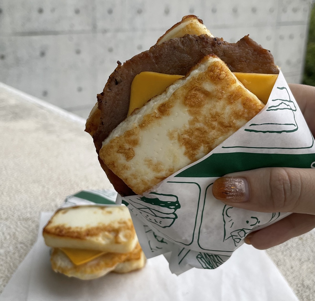 麥味登首推「蛋白漢堡」太狂！２層蛋白磚＋嫩雞超搭，加碼Q Burger買一送一