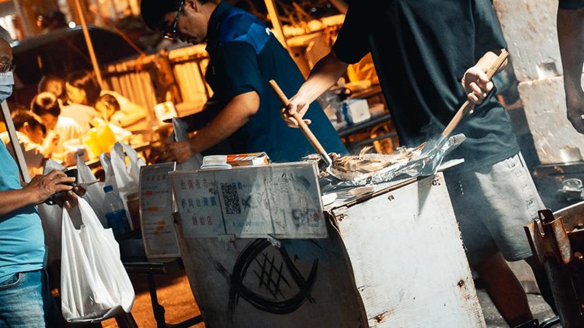 台南人從小吃到大！武聖夜市10家美食實測：傳承三代拔絲地瓜、40年雞蛋糕老店