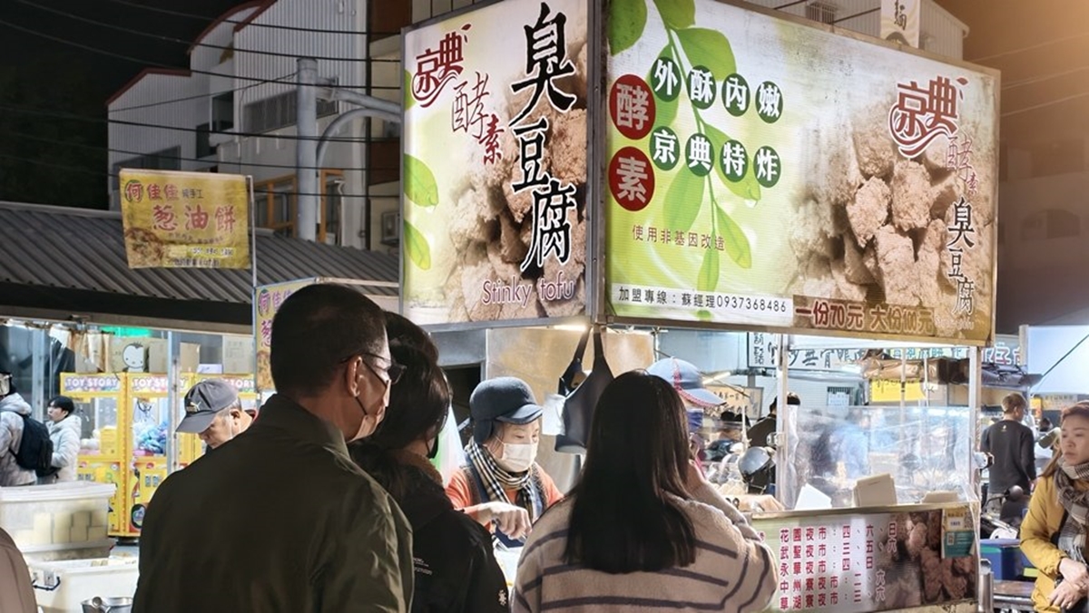 台南人從小吃到大！武聖夜市10家美食實測：傳承三代拔絲地瓜、40年雞蛋糕老店