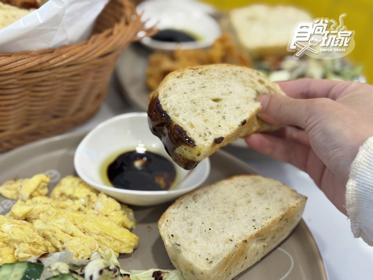 最低45元起！「Q Burger」吳寶春聯名10款開箱，莫扎瑞拉起士堡、佛卡夏