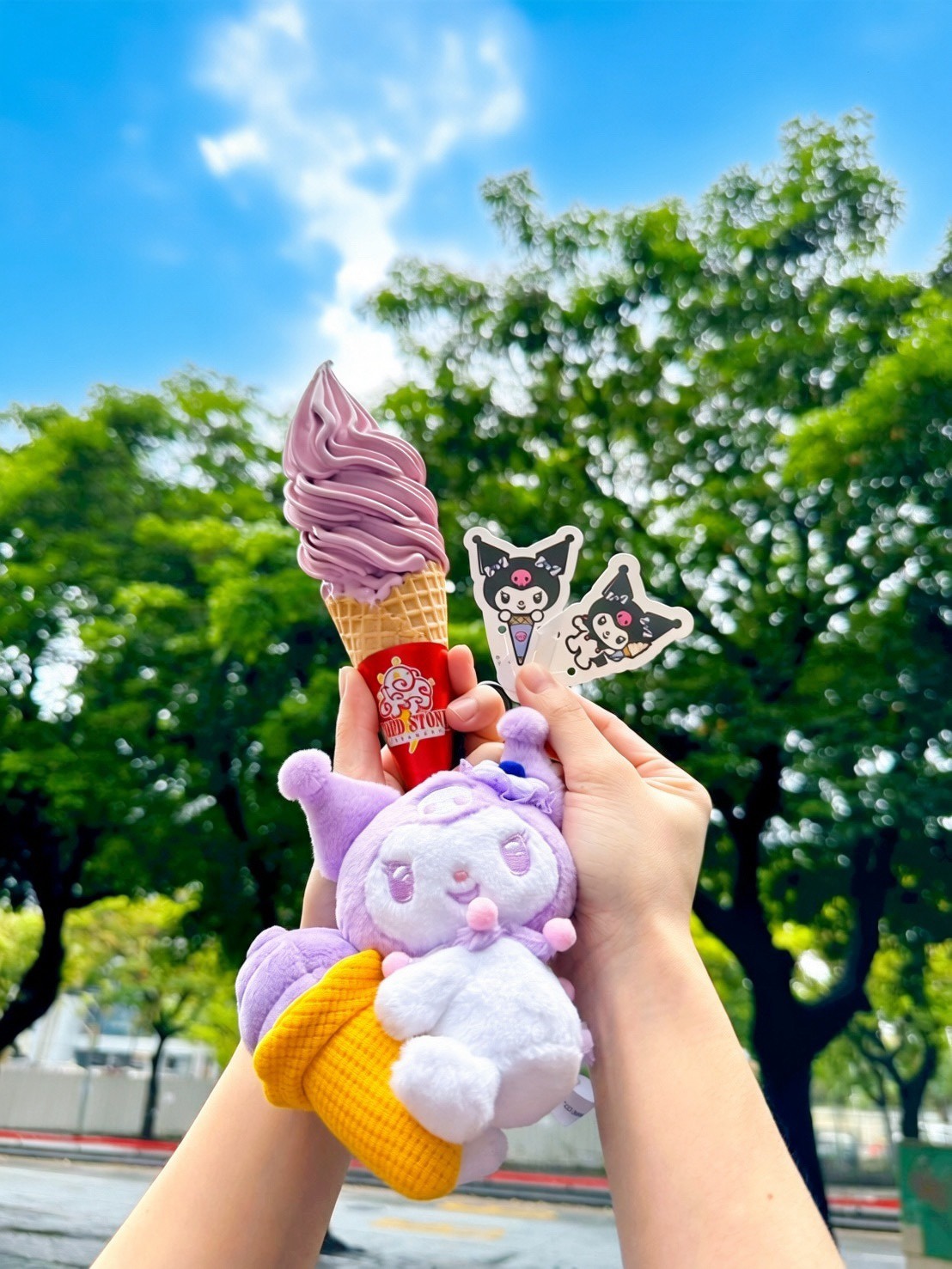 「酷洛米霜淇淋」降落小七！浪漫紫「藍莓起司」霜淇淋，思樂冰搭變色杯、送盲盒