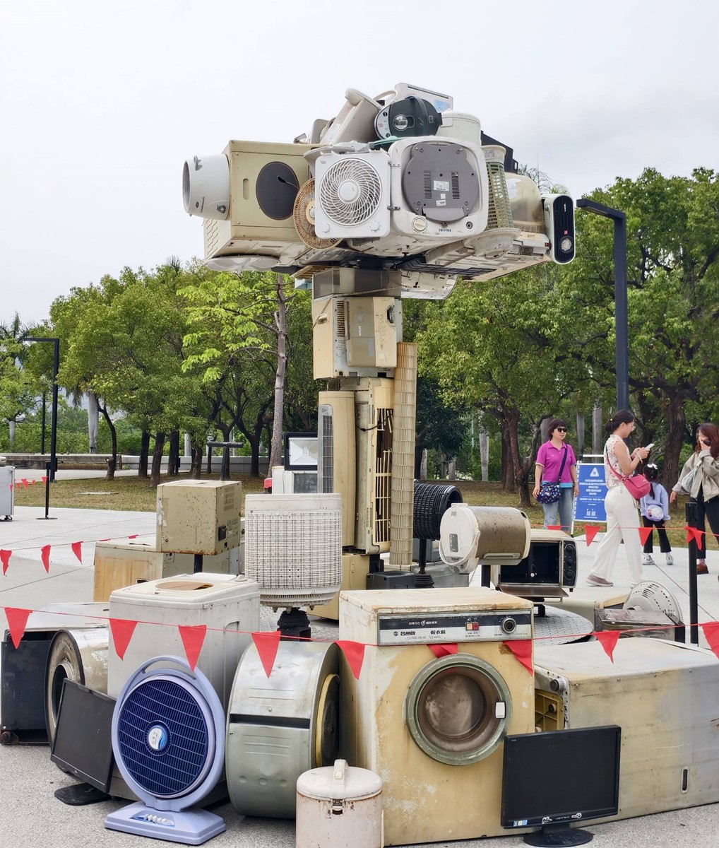 高雄最新免費打卡景點!舊家電變摩天輪、旋轉木馬,泡水計程車紅到上新聞 高雄最新免費打卡景點!舊家電變摩天輪、旋轉木馬,泡水計程車紅到上新聞