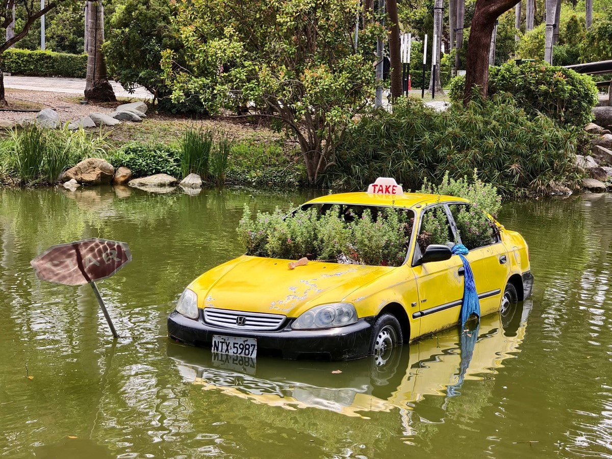 高雄最新免費打卡景點!舊家電變摩天輪、旋轉木馬,泡水計程車紅到上新聞 高雄最新免費打卡景點!舊家電變摩天輪、旋轉木馬,泡水計程車紅到上新聞