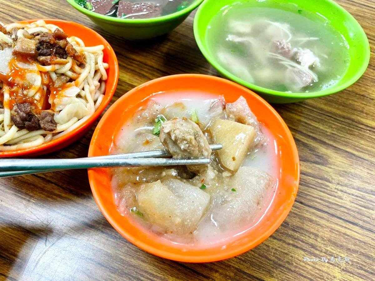台中人也在排！北屯小吃＋伴手禮11家：手切火雞肉飯、超欠吃臭豆腐、蛋糕界金莎