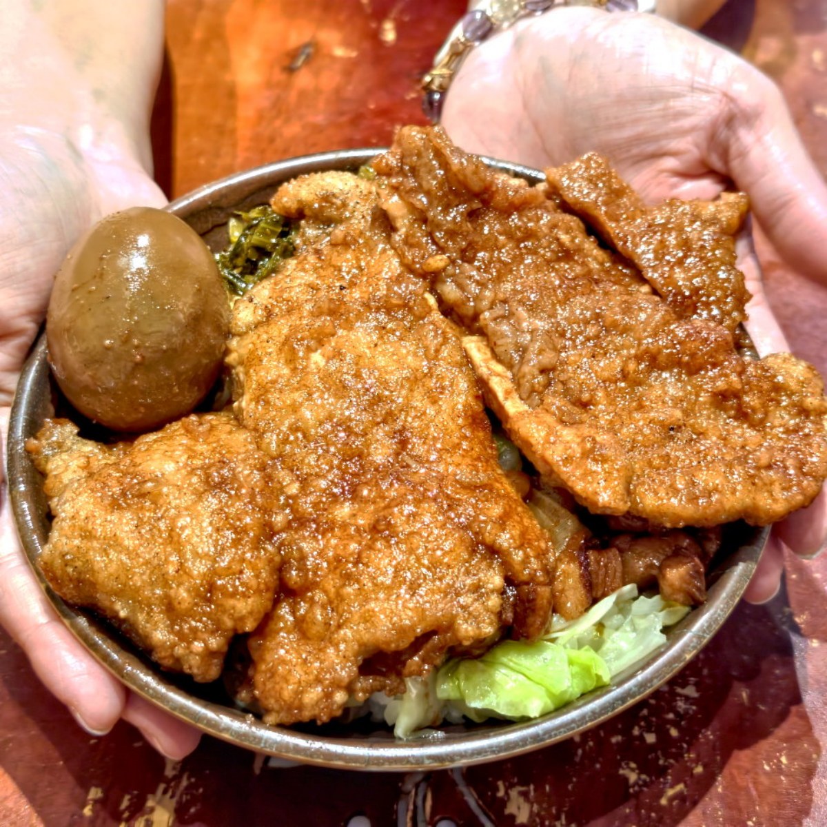 台中人也在排！北屯小吃＋伴手禮11家：手切火雞肉飯、超欠吃臭豆腐、蛋糕界金莎