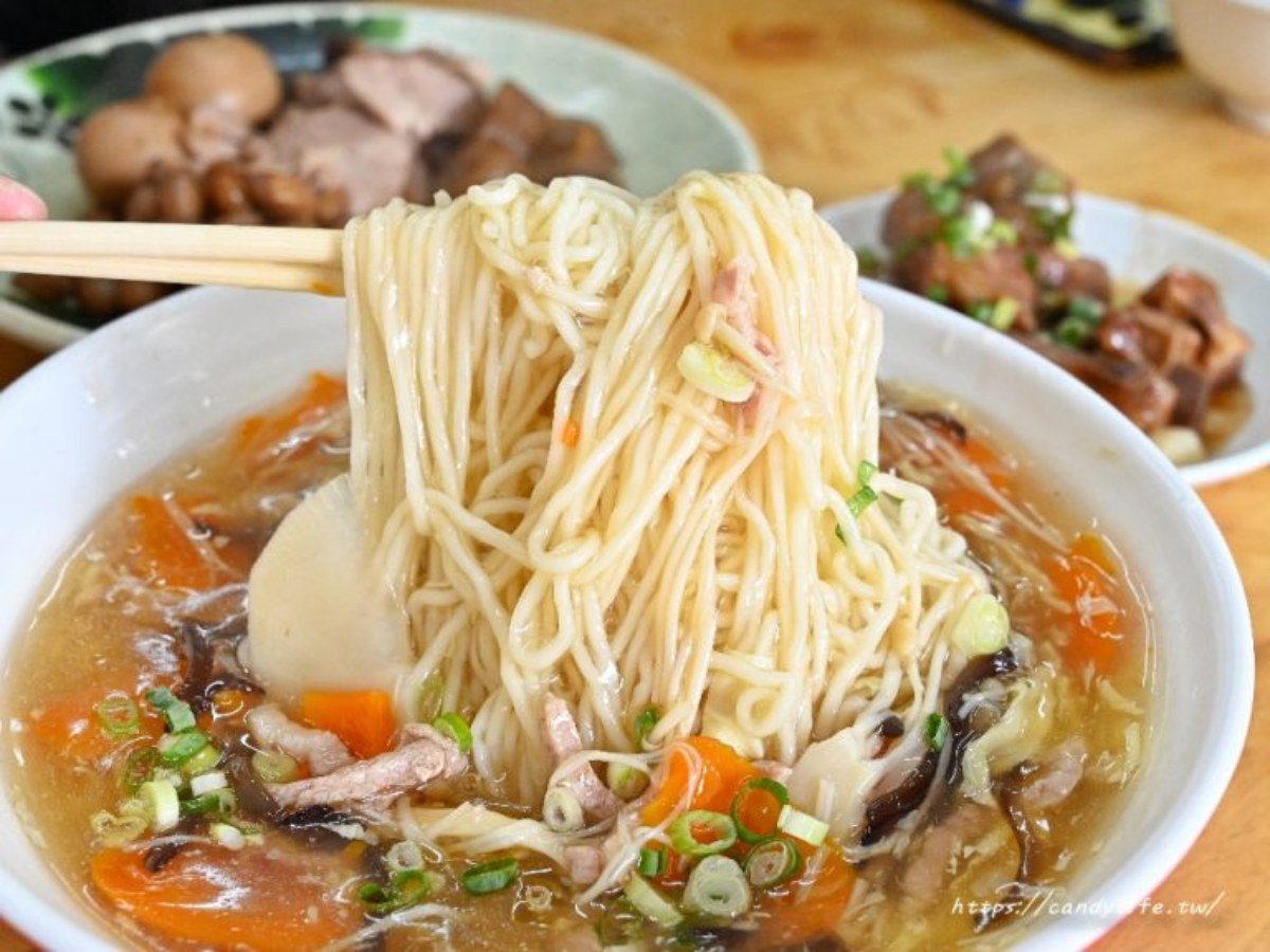 台中人也在排！北屯小吃＋伴手禮11家：手切火雞肉飯、超欠吃臭豆腐、蛋糕界金莎