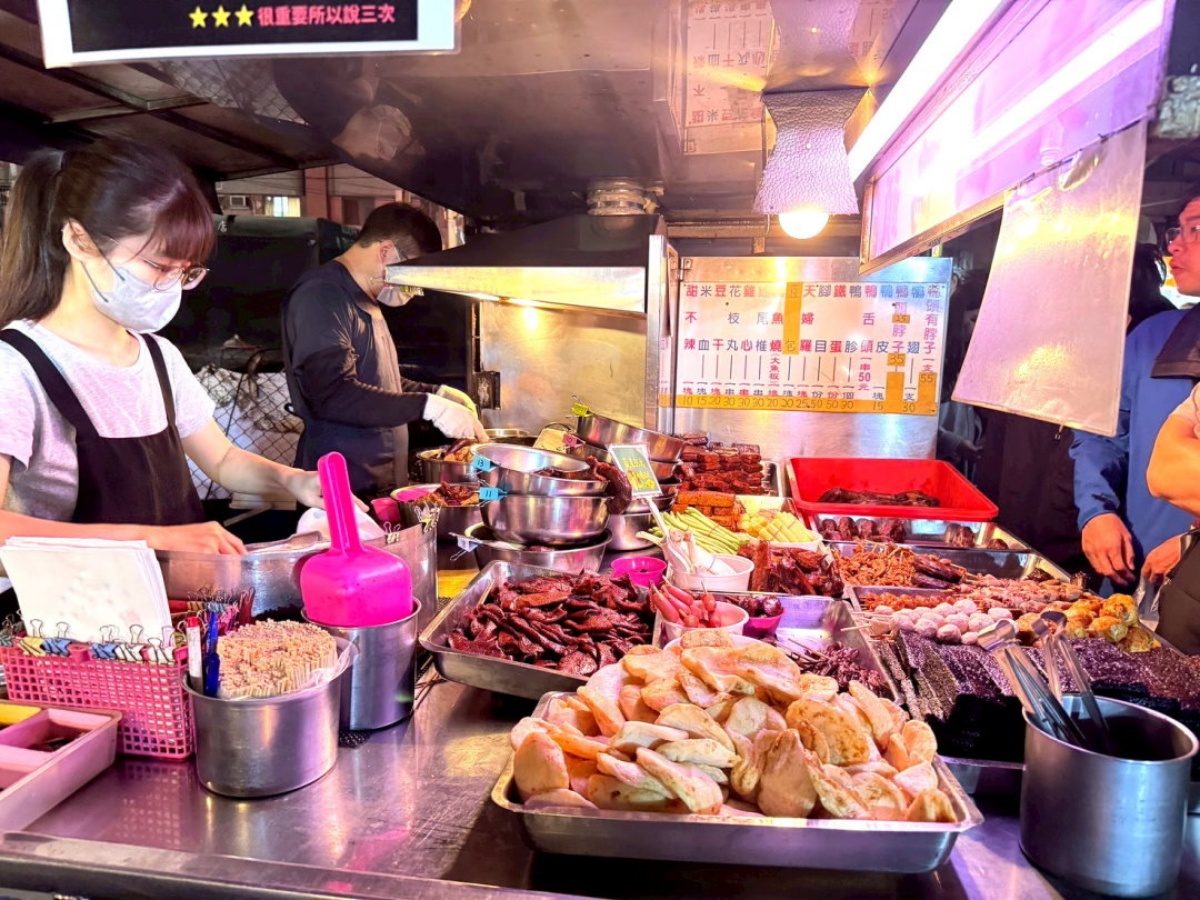 「台積100股」套圈圈天花板在這！精誠夜市全攻略：必排７家美食、逛暴紅遊戲攤