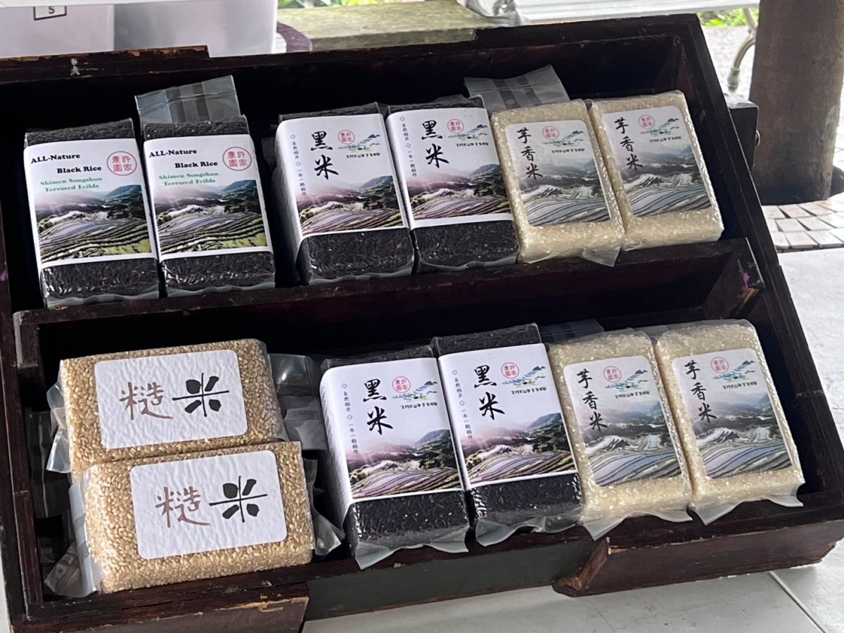 全台唯一百年梯田花海!石門嵩山鳶尾花季登場,免門票拍出梵谷名畫紫白浪漫 全台唯一百年梯田花海!石門嵩山鳶尾花季登場,免門票拍出梵谷名畫紫白浪漫