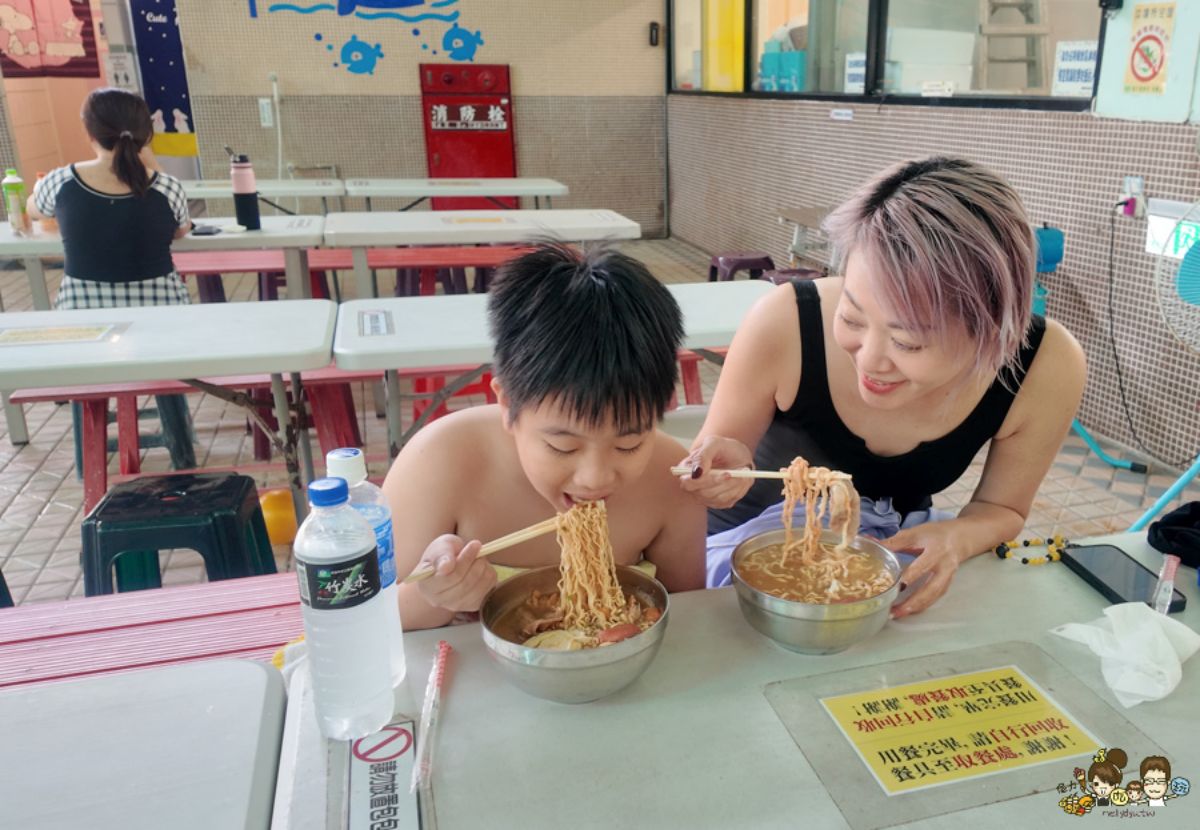 高雄最大室內水樂園!嗨玩360度滑水道、水上海盜船,購票省錢管道看這邊 高雄最大室內水樂園!嗨玩360度滑水道、水上海盜船,購票省錢管道看這邊