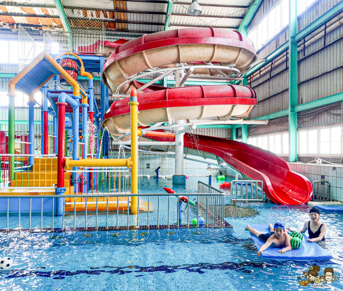 高雄最大室內水樂園!嗨玩360度滑水道、水上海盜船,購票省錢管道看這邊 高雄最大室內水樂園!嗨玩360度滑水道、水上海盜船,購票省錢管道看這邊