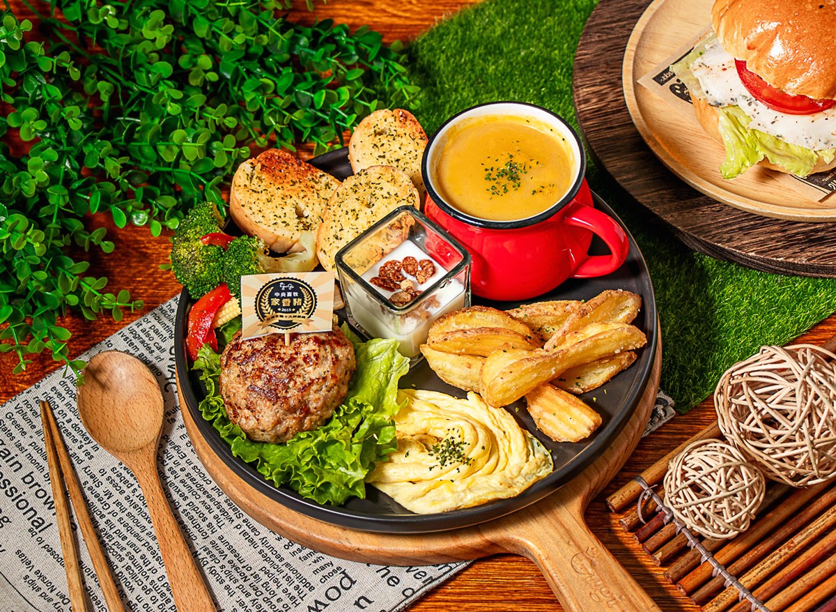 【晨光好食祭】人氣爆棚「超值早午餐」爽嗑爆汁手拍堡，免費送飲品＋折價券