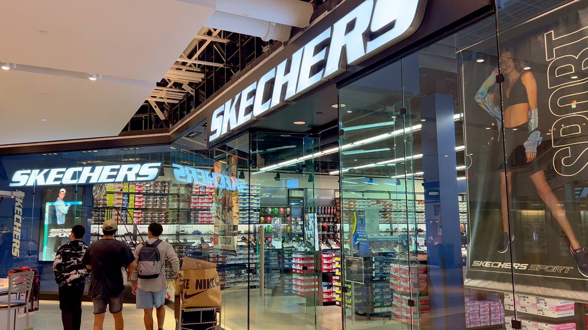 不是NIKE、Adidas!一票長輩超愛買「這品牌」運動鞋,網友讚:又輕又軟適合走 不是NIKE、Adidas!一票長輩超愛買「這品牌」運動鞋,網友讚:又輕又軟適合走