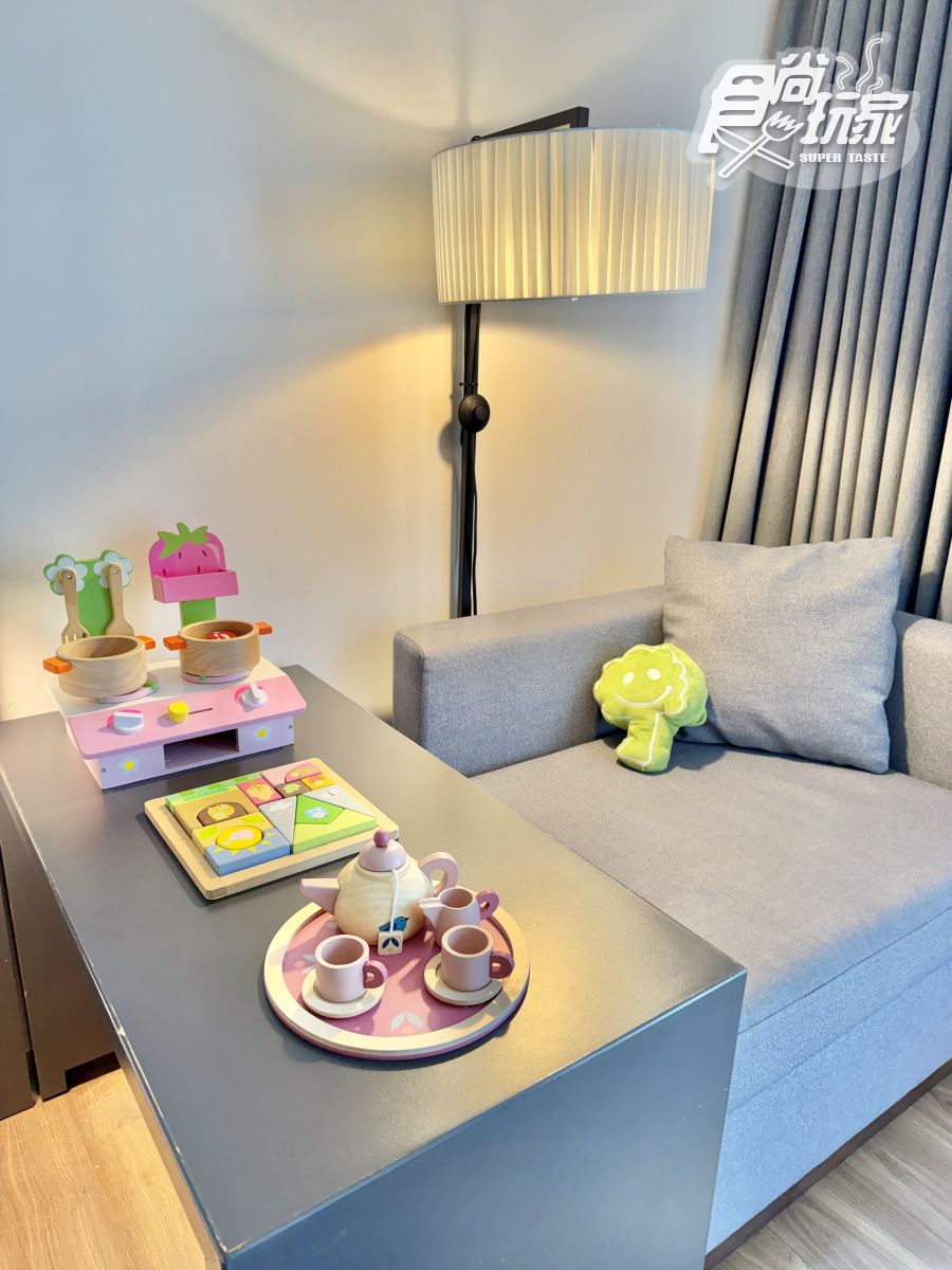 房間裡全是玩具！捷絲旅高雄站前館開箱：入住親子房免費送積木車車、零食包