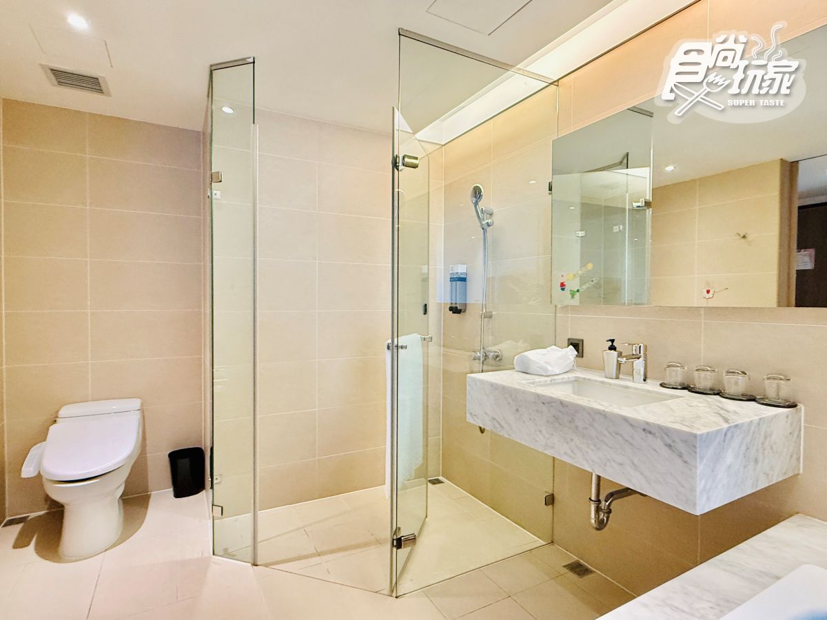 房間裡全是玩具！捷絲旅高雄站前館開箱：入住親子房免費送積木車車、零食包