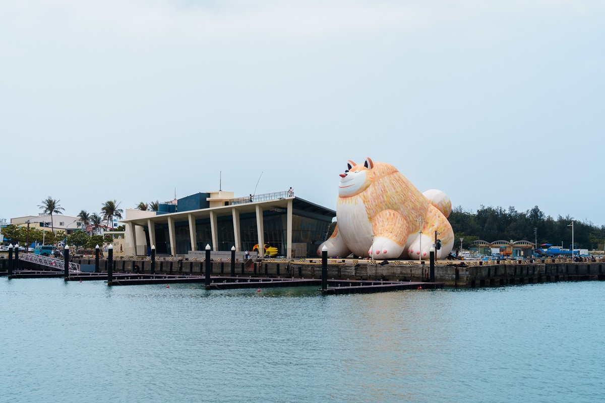 巨大胖博美狗狗出沒！「看海美術館」全新展覽免費拍，療癒動物雕塑搶先看