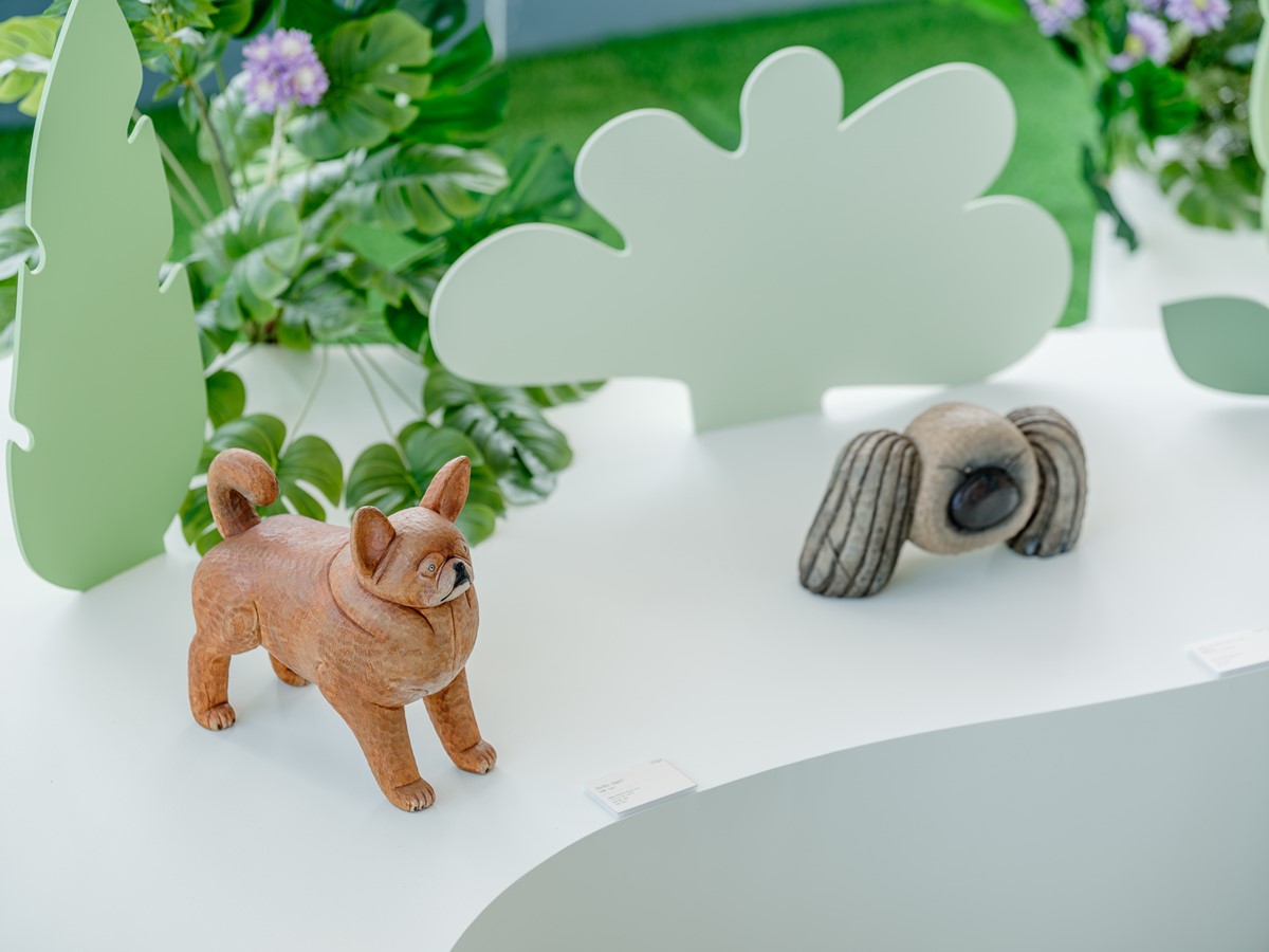 巨大胖博美狗狗出沒！「看海美術館」全新展覽免費拍，療癒動物雕塑搶先看