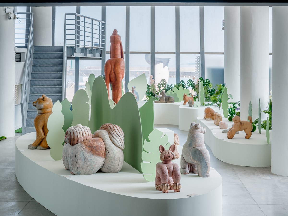 巨大胖博美狗狗出沒！「看海美術館」全新展覽免費拍，療癒動物雕塑搶先看