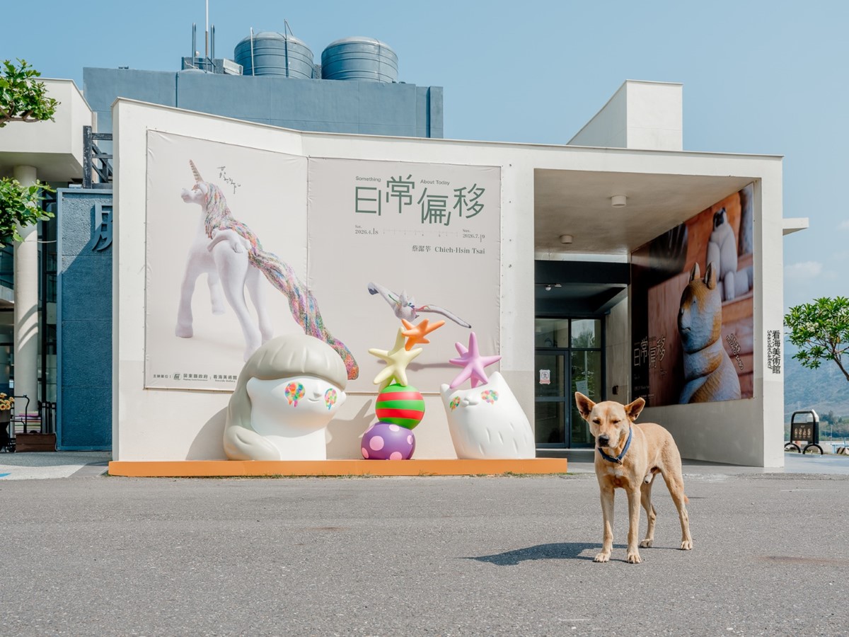 巨大胖博美狗狗出沒！「看海美術館」全新展覽免費拍，療癒動物雕塑搶先看