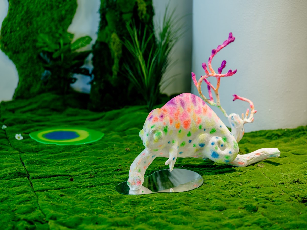 巨大胖博美狗狗出沒！「看海美術館」全新展覽免費拍，療癒動物雕塑搶先看