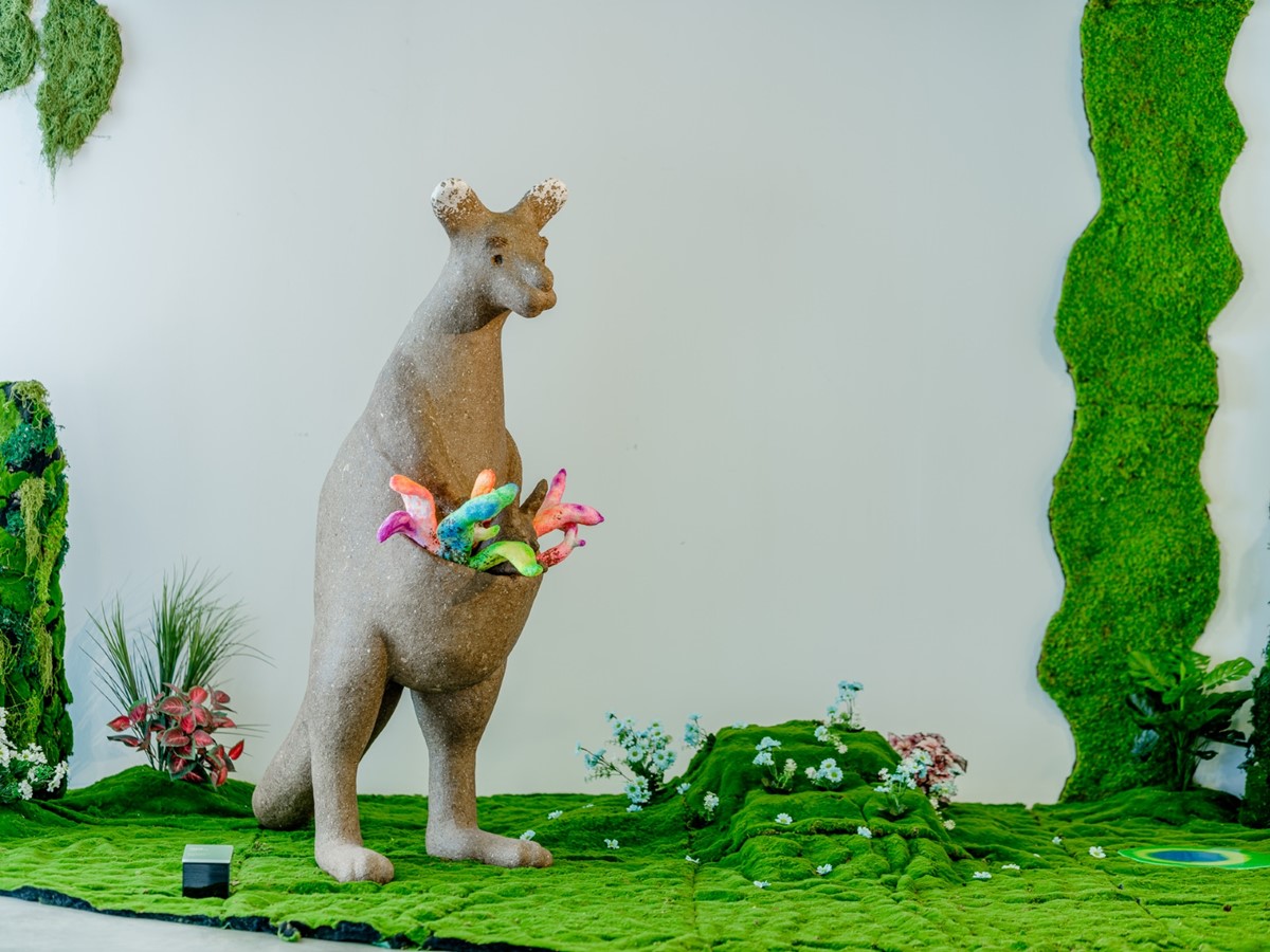 巨大胖博美狗狗出沒！「看海美術館」全新展覽免費拍，療癒動物雕塑搶先看