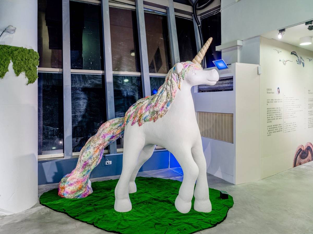 巨大胖博美狗狗出沒！「看海美術館」全新展覽免費拍，療癒動物雕塑搶先看