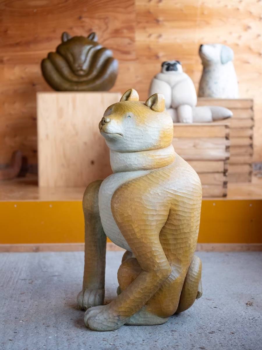 巨大胖博美狗狗出沒！「看海美術館」全新展覽免費拍，療癒動物雕塑搶先看