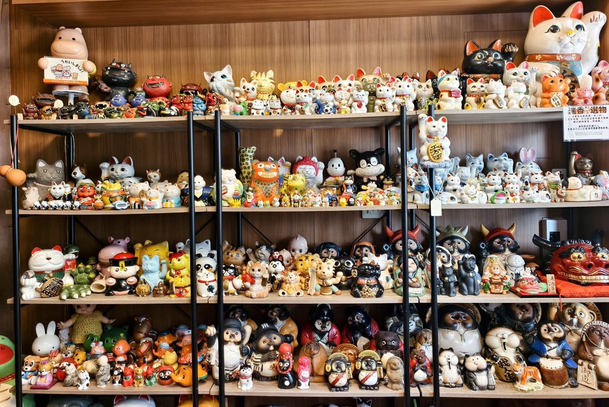 上千隻招財貓包圍！高雄日系懷舊小店開幕就爆紅， 消暑開喝古早味雪淇冰紅茶