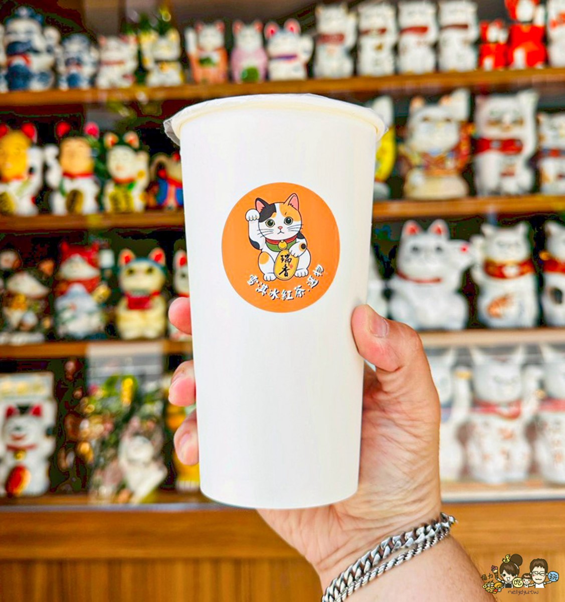 上千隻招財貓包圍！高雄日系懷舊小店開幕就爆紅， 消暑開喝古早味雪淇冰紅茶