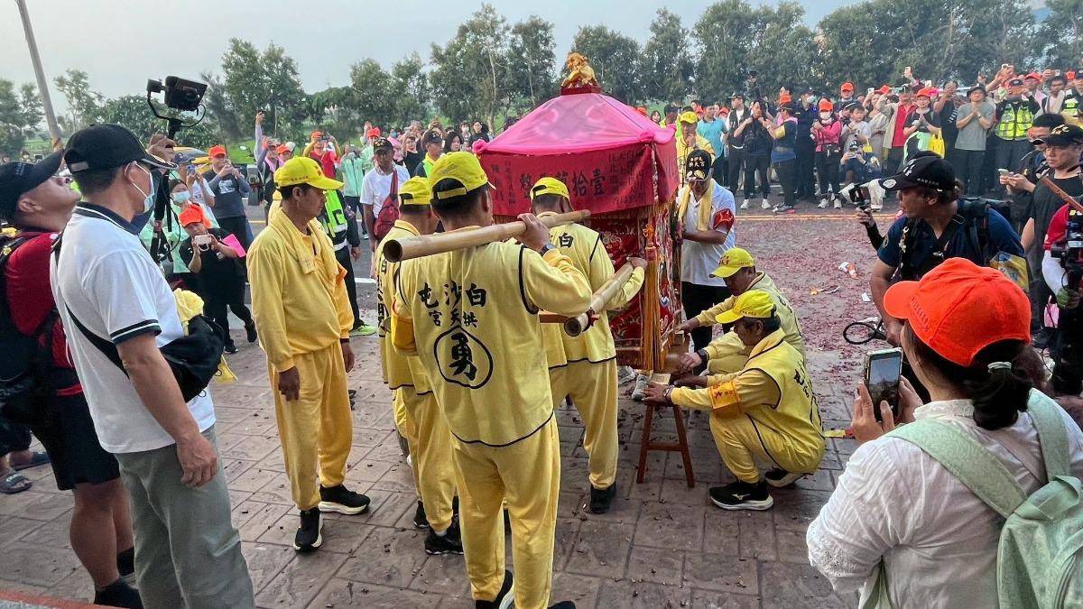 走8天也不怕腳痛!白沙屯媽祖轎班全穿同款鞋,網友讚好穿好走、出國也適用 走8天也不怕腳痛!白沙屯媽祖轎班全穿同款鞋,網友讚好穿好走、出國也適用