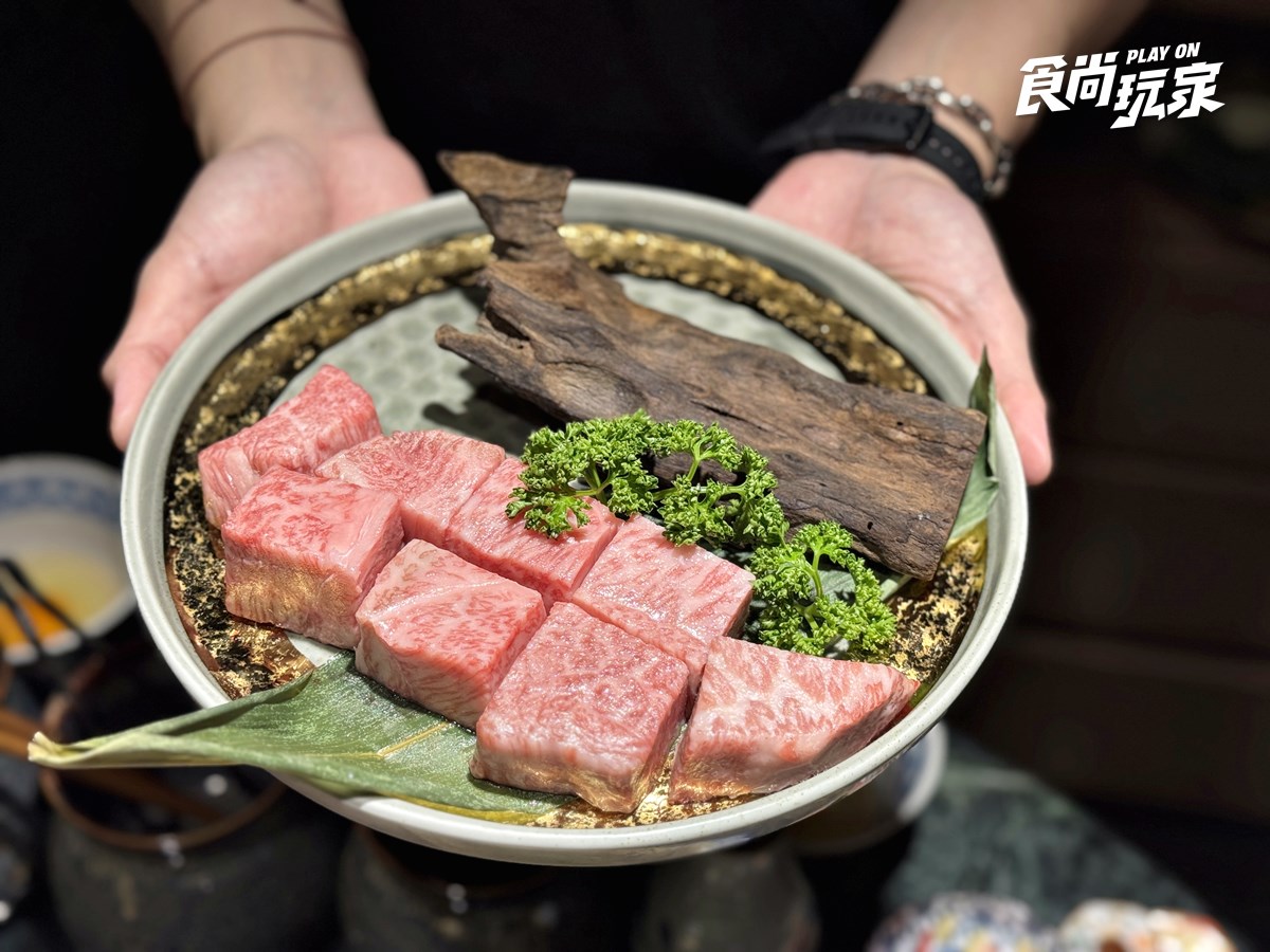 台北預約困難店＋1！「隱藏版壽喜燒」爽嗑米澤牛、帝王蟹，免費送康乃馨永生花
