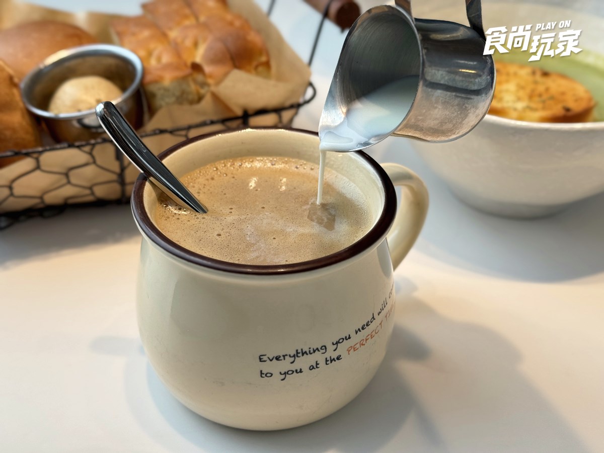 貳樓免費送「熔岩雞腿排冷麵」！歐式麵包、飲料無限續，壽星爽吃爆漿布朗尼