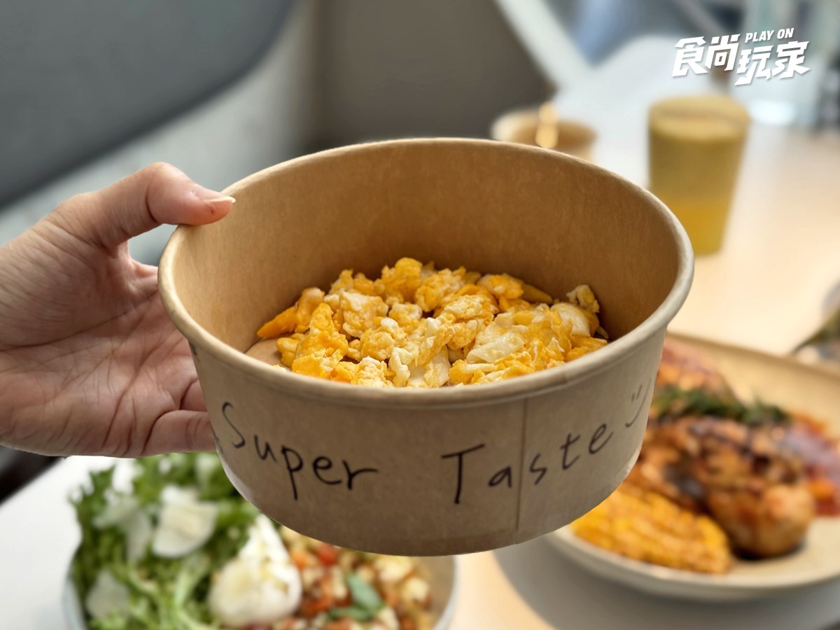 貳樓免費送「熔岩雞腿排冷麵」！歐式麵包、飲料無限續，壽星爽吃爆漿布朗尼