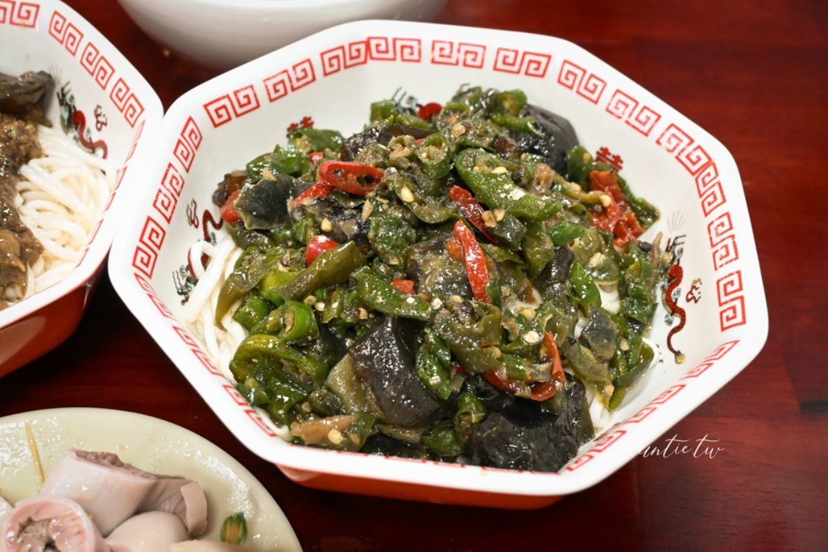 不只吳興街查記！老饕最愛「台北皮蛋麵」是這家，鮮香辣椒拌麵每一口都夠味