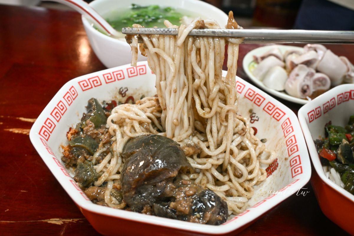 不只吳興街查記！老饕最愛「台北皮蛋麵」是這家，鮮香辣椒拌麵每一口都夠味