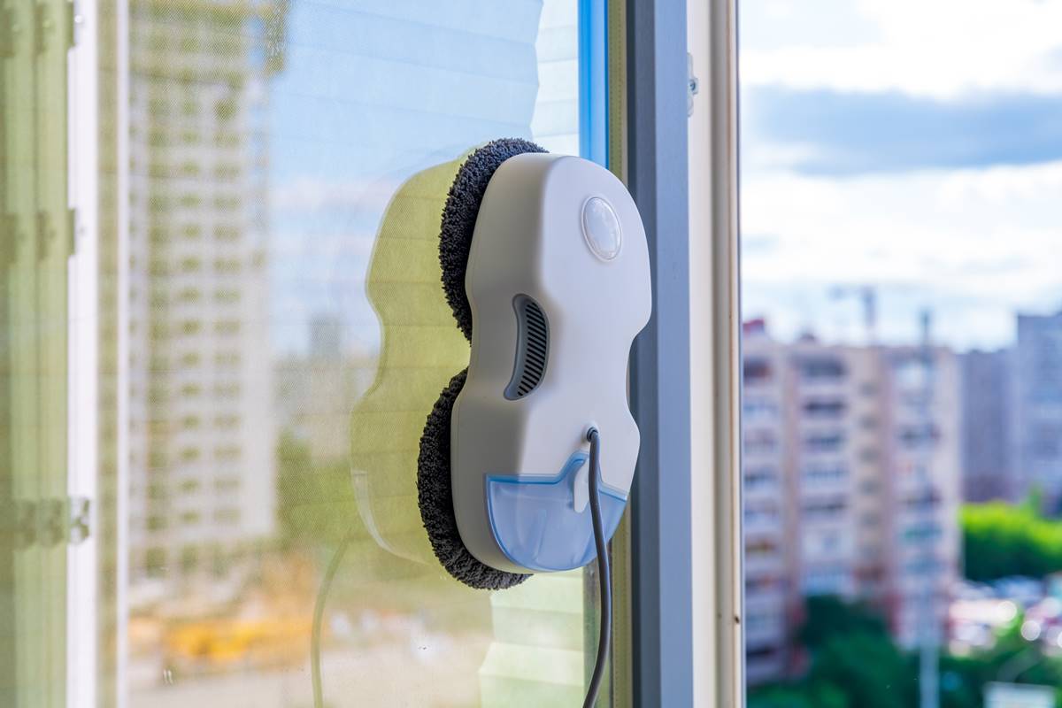 窗戶玻璃外側超髒怎麼清？達人教「１招」擦得亮晶晶又安全，加碼洗紗窗方法