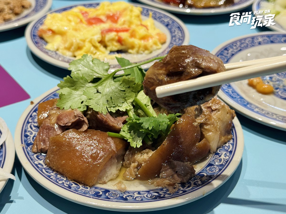 40年老字號「最強清粥小菜」插旗信義！25元起爽嗑家常菜，必點Q嫩紅燒蹄膀