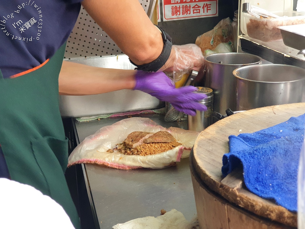 板橋35元「巨無霸NG飯糰」爆紅！驚人份量＋銅板價格太佛心，吃１顆飽到中午