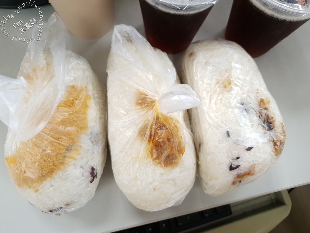 板橋35元「巨無霸NG飯糰」爆紅！驚人份量＋銅板價格太佛心，吃１顆飽到中午