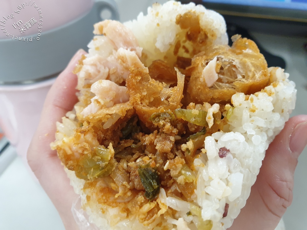 板橋35元「巨無霸NG飯糰」爆紅！驚人份量＋銅板價格太佛心，吃１顆飽到中午