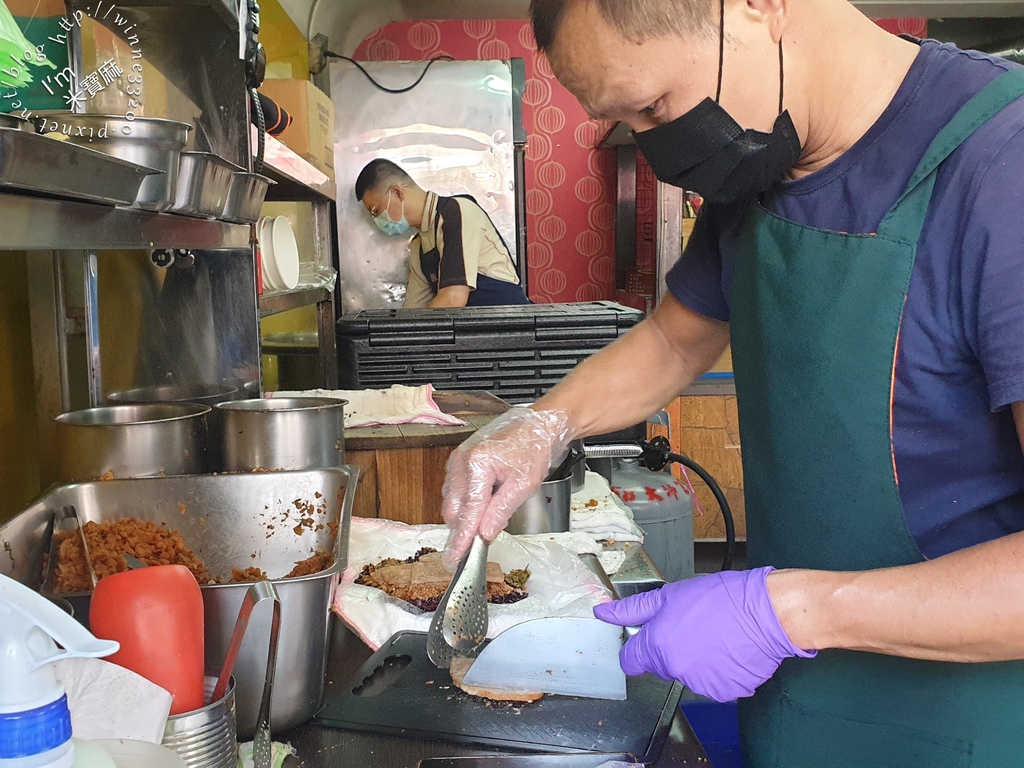 板橋35元「巨無霸NG飯糰」爆紅！驚人份量＋銅板價格太佛心，吃１顆飽到中午